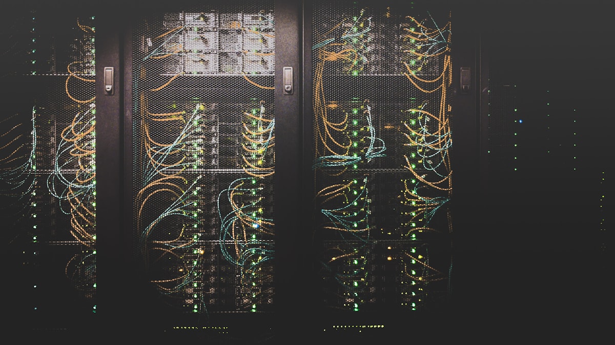Rack de xarxa i servidors en una sala tècnica d'empresa
